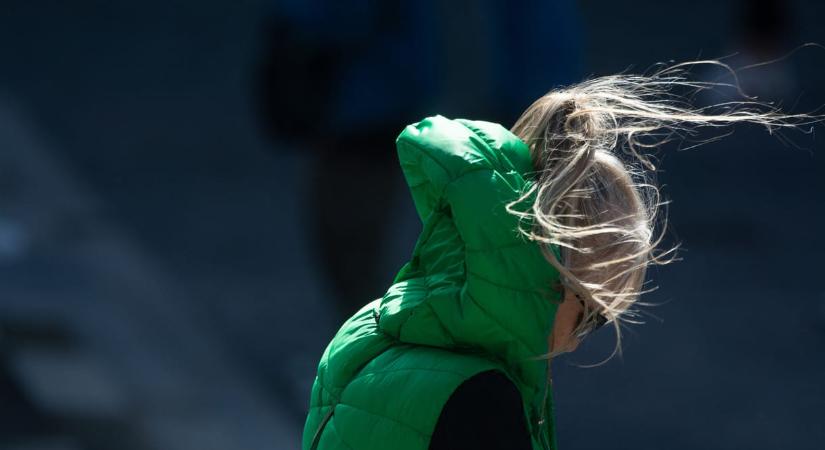 Viharos széllel érkezik meg hozzánk vasárnap a hidegfront, van, ahol 90 km/h körüli széllökések is előfordulhatnak