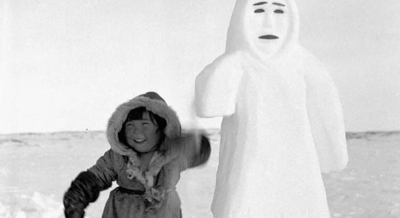 A világ egyik legkedvesebb téli fotóján furcsa hóemberrel pózol egy inuit kislány