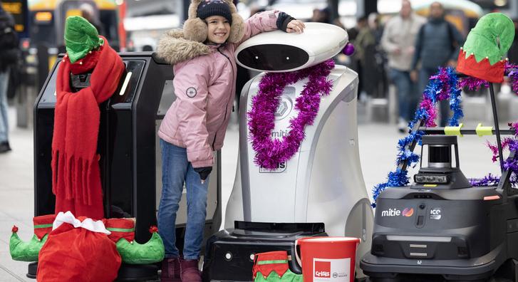 Ünnepi dallamokkal szórakoztattak a takarítórobotok egy vonatállomáson