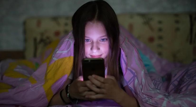 Radikális lépés Európában: újabb ország kötné korhatárhoz a közösségi médiát