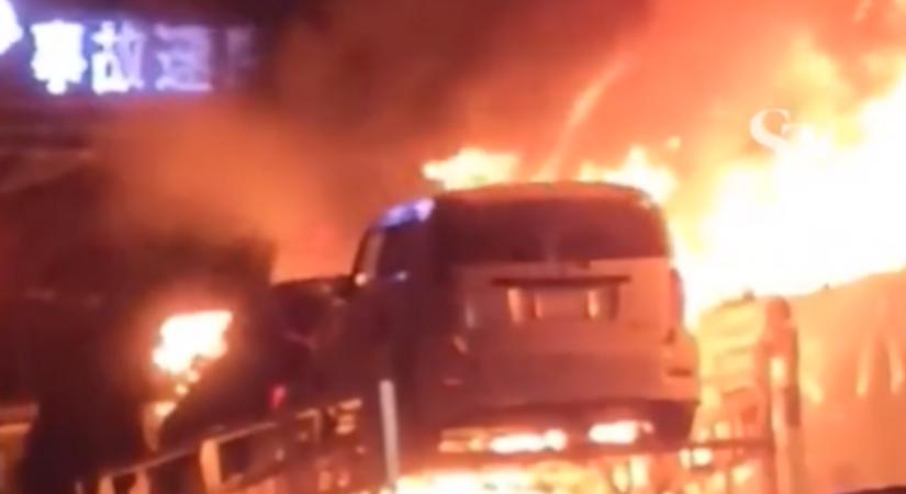 Lángokba borult az országút Japánban, több mint 50 jármű ütközött össze