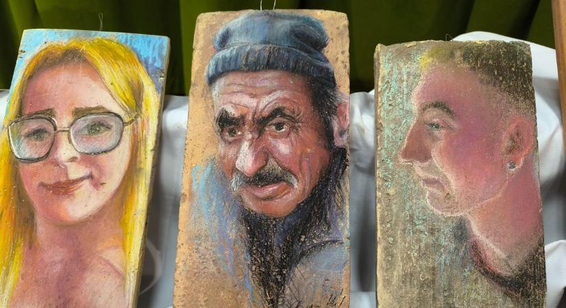 Őszinte pillanatok és elkapott tekintetek: cserépre festett portrékból nyílt kiállítás