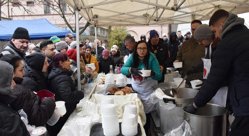 Több százan gyűltek össze a Szeretet Ebédje asztalánál