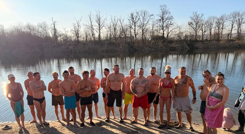 Egészség és jó kedv: hideg vizes csobbanással búcsúztatták az évet