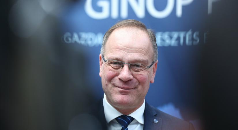 Újabb konzultációt jelentett be Navracsics Tibor