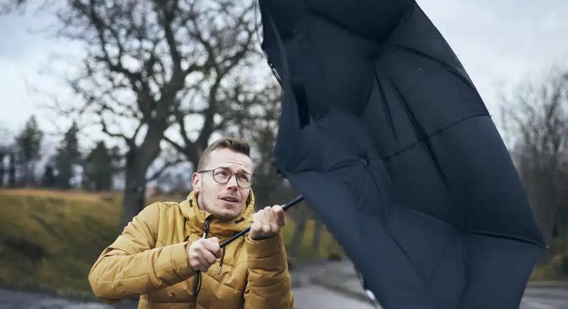 Semmi sem állíthatja meg: Szélvihar vágtat felénk, itt lesznek a legerősebb lökések vasárnap