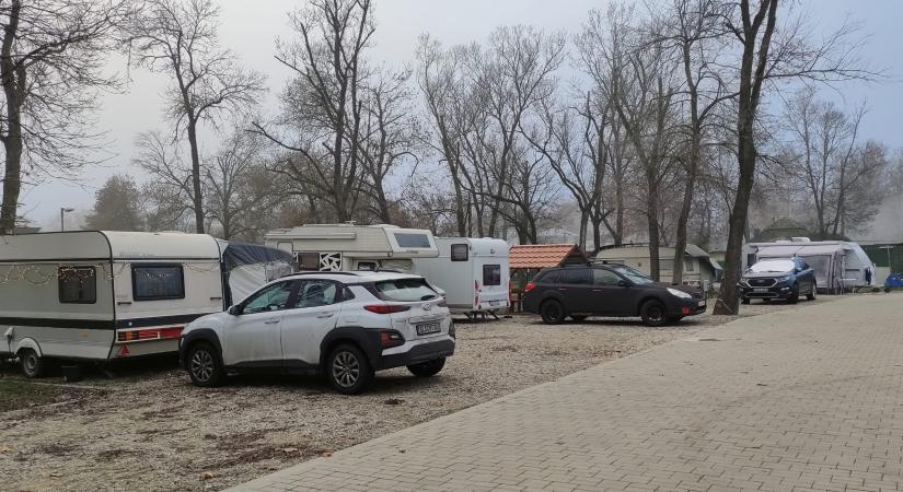 Folyamatosan érkeznek a lakókocsik a vásárhelyi kempingbe