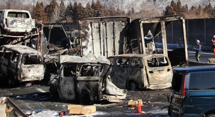 Közel 60 autó ment egymásnak egy japán autópályán, 10 kocsi ki is égett