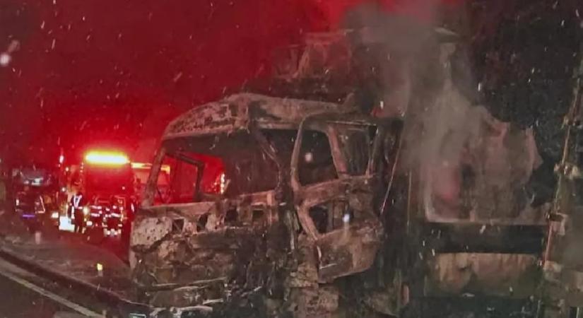 Tömegkarambol az autópályán: hét és fél órába telt, mire eloltották a lángoló autókat
