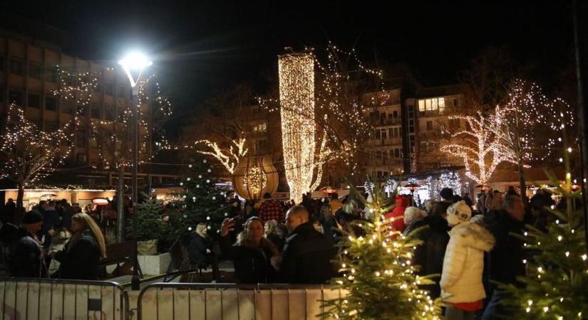 Szilveszter a Dísz téren – A fergeteges jókedv megengedett, ellenben a petárdázás tilos! (videó)