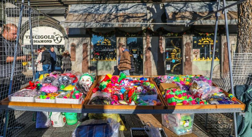 Már árulják a szilveszteri trombitákat - a petárda tilos, a tűzijátékra kicsit még várni kell