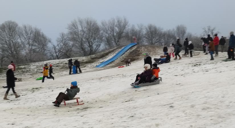 Máris tömegek szánkóztak a Somogyi-dobon