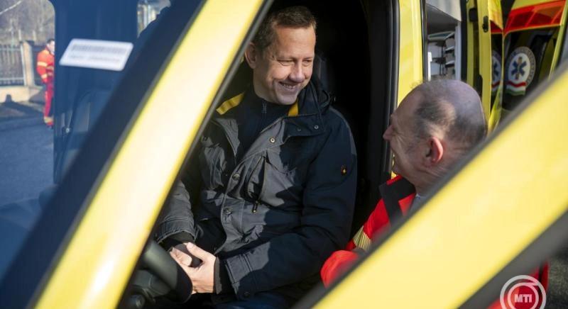 Jövő év elejéig 101 új mentőkocsi áll szolgálatba az Országos Mentőszolgálat