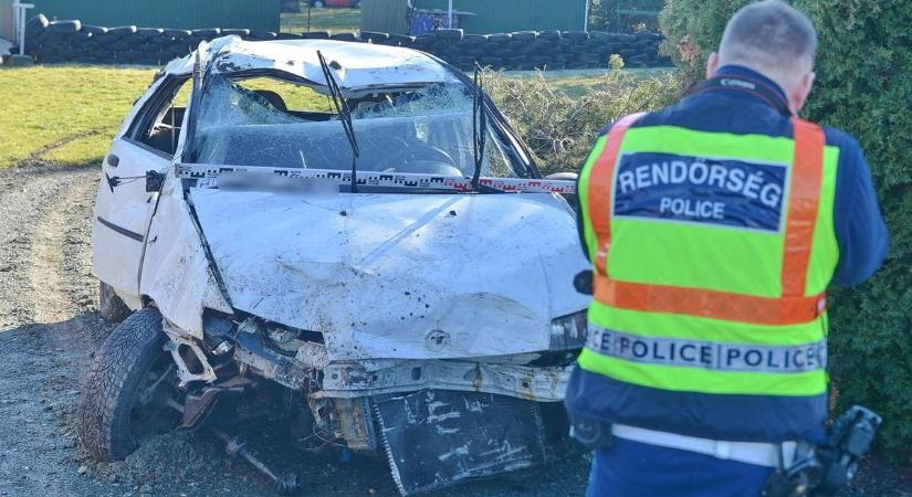 Hosszan lebontotta a kerítést egy Fiat a szomszéd vármegyében