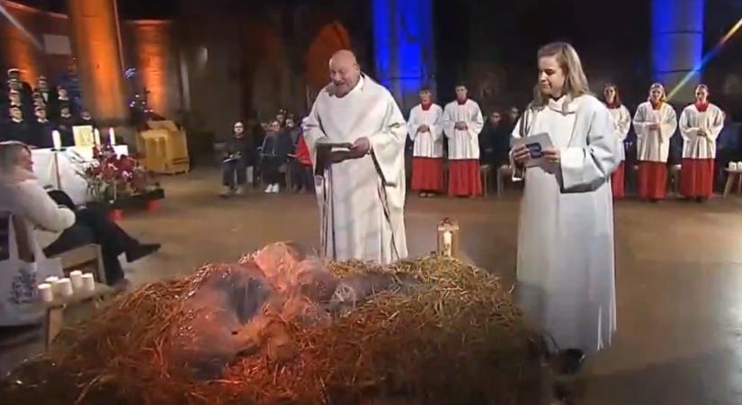 Űrlényszerű lény a jászolban: botrány a német karácsonyi misén