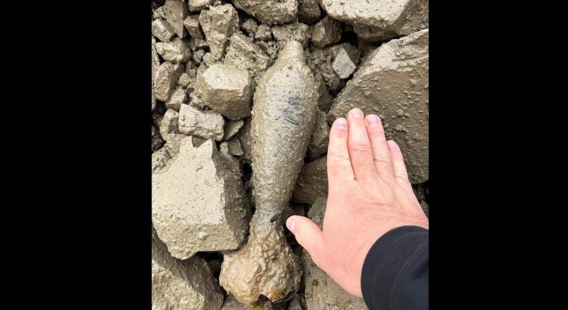 Hatalmas akna került felszínre terepmunka közben Vágtornócon