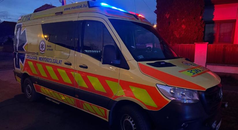 Mentő is villog az árokba sodródott autó mellett Pétervásárán