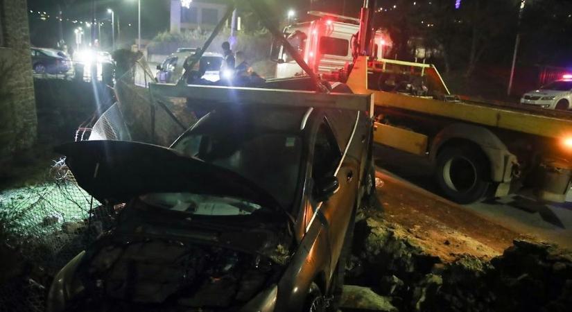 Ijesztő baleset Pécsen: autó tört át egy kerítést a Bálicsi úton (FOTÓK)