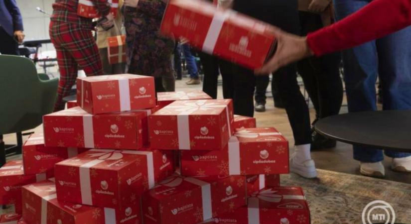 Több mint 62 ezer cipősdoboz ajándékot gyűjtött a Baptista Szeretetszolgálat
