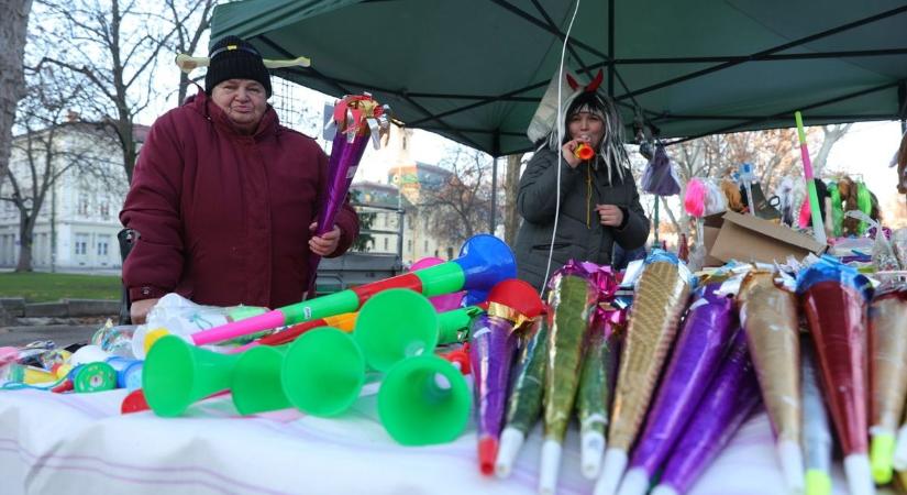 Dudák, villogók, pálinka: így indul a szilveszter Szegeden, a Széchenyi téren – galéria, videó