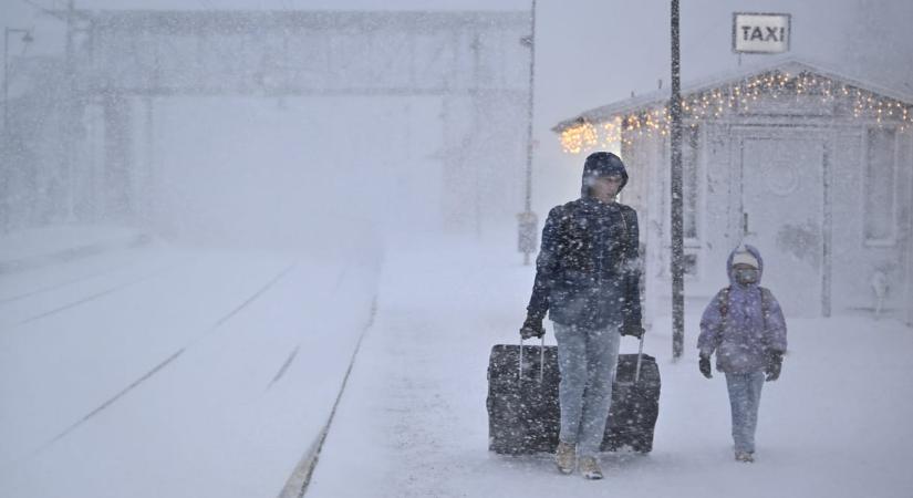 Svédországban több tízezer háztartás maradt áram nélkül, hurrikán erejét is megközelítő széllökések is voltak