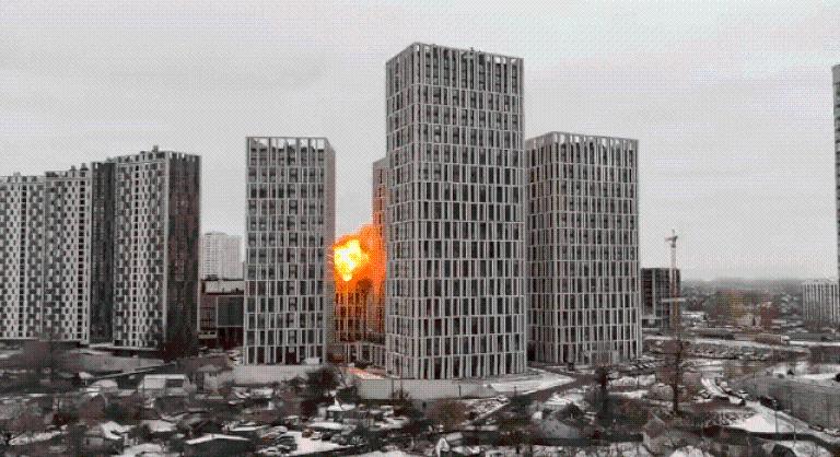 Vlagyimir Putyin tíz órán keresztül támadta Kijevet, videón az elképesztő pusztítás