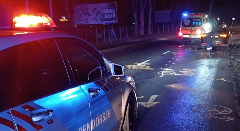 Súlyos baleset Halason: kórházba szállították az autóval ütköző motorost – fotók, videó