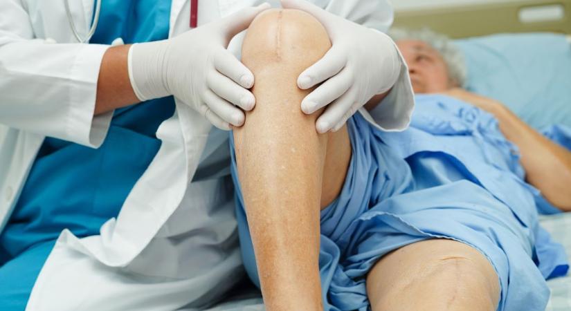 Csak 2030 augusztusára kapott időpontot egy térdprotézisműtétre váró beteg