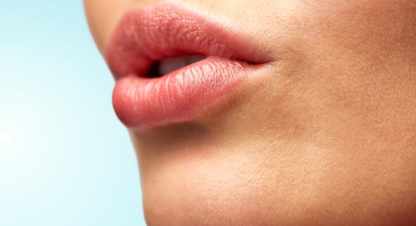 Ez a szokás durván ráncosítja az ajkaidat és öregíti a megjelenését – hagyj fel vele minél előbb