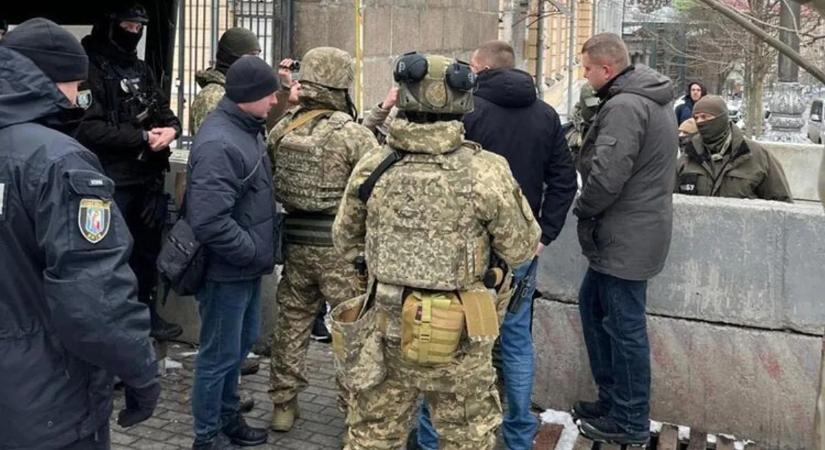 Példátlan támadás Zelenszkij ellen, teljes pánikban az ukrán elnök