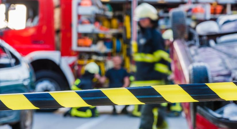 Teljes útzár a 32-esen, a tűzoltók és a mentők próbálnak hozzáférni egy felborult autó utasaihoz