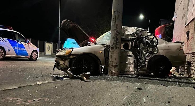 Újabb ütközés: személyautó hajtott villanyoszlopnak a Kossuth utcán