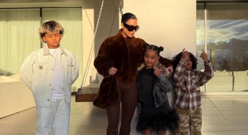 A fél internet kiakadt azon, hogy mit adott Kim Kardashian a gyerekeinek karácsonyra – ez az oka