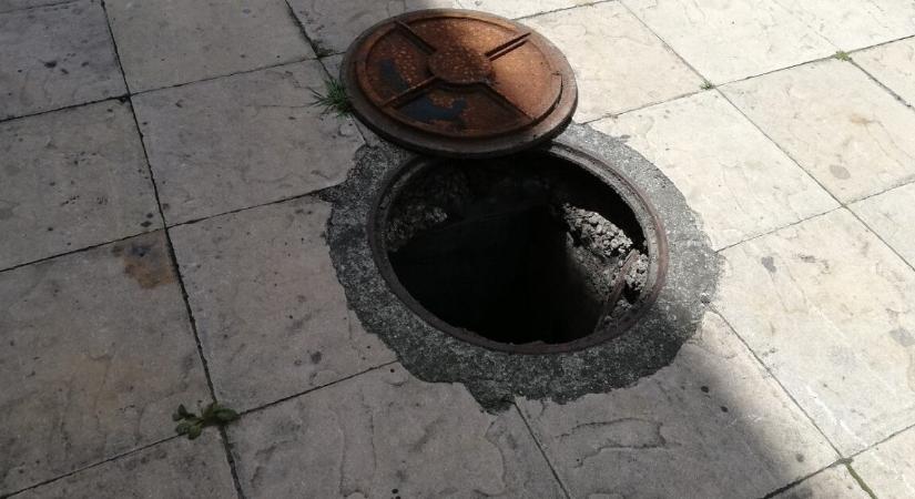 Nyitva hagyott csatornafedélbe zuhant és meghalt egy nyugalmazott rendőrfőfelügyelő