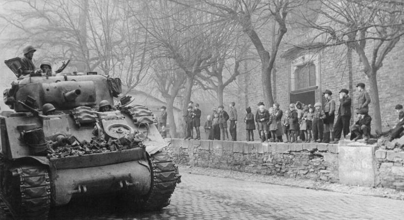 A II. világháború legmegrázóbb minisorozata az HBO Maxon