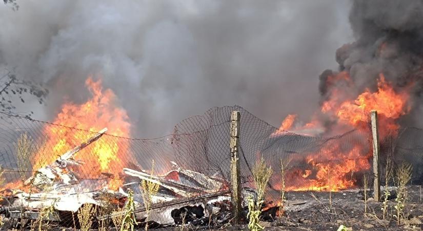 Hatalmas tűz pusztított az autókereskedésben, több üzemanyagtartály felrobbant – fotók, videó