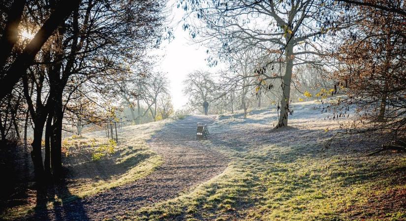 Fagyos reggelre ébredhetünk, és később sem kúszik fel a hőmérő higanyszála