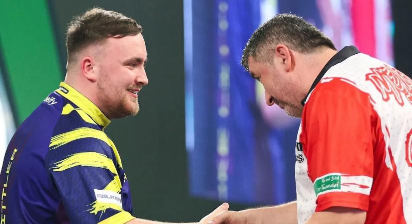 Nem akármilyen lépést tett a vb-címvédés felé a 18 éves angol csillag – videó