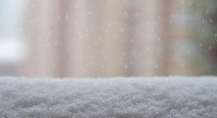 Szeles, többnyire napos idő várható, északkeleten hózáporokkal