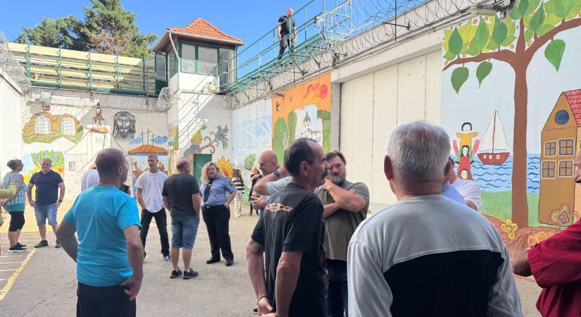 Időkapszula van a szolnoki börtön falában, de egy ideig még nem tudják kivenni – galériával