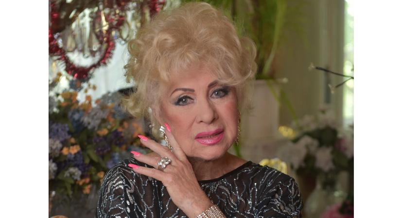 Kilenc karácsonyfa fényében ünnepel