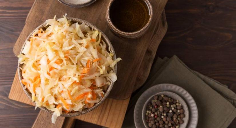 Roppanós ecetes káposztasaláta: bármilyen hús mellé mennyei köret