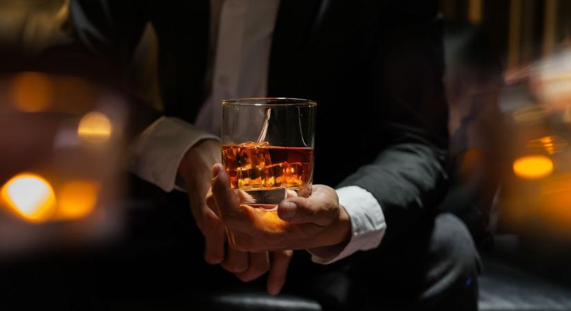 Brutális döntés: leállítja a gyárát a világ első számú whiskey gyártója – hiába legendás az ital, csak áll a hordókban