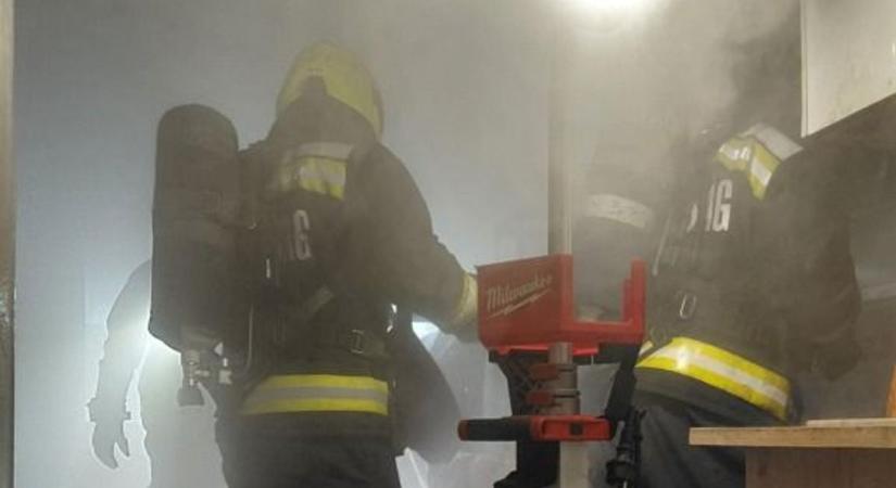 Kigyulladt egy lakás Szombathelyen, ki kellett üríteni az egész társasházat - fotók