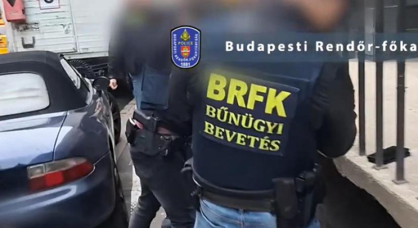 Két körözött férfit fogtak el a budapesti rendőrök egy terézvárosi lakásban (videó)