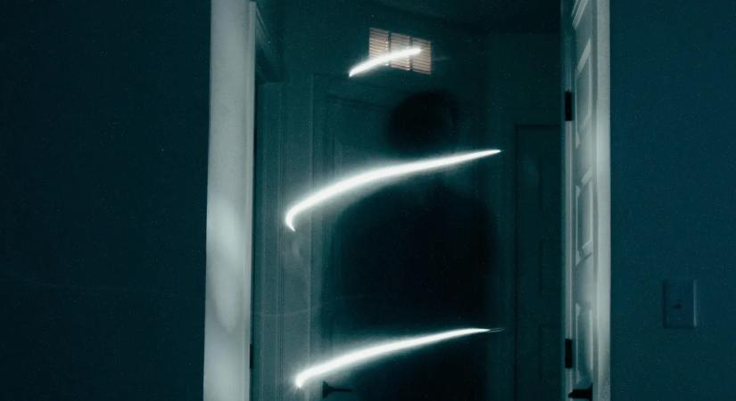 „A takaróm alá nyúlt” – karácsonyi szellem riogatta Viktóriát