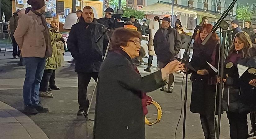 A nyolcvanhoz közel is fiatalos lendülettel irányít