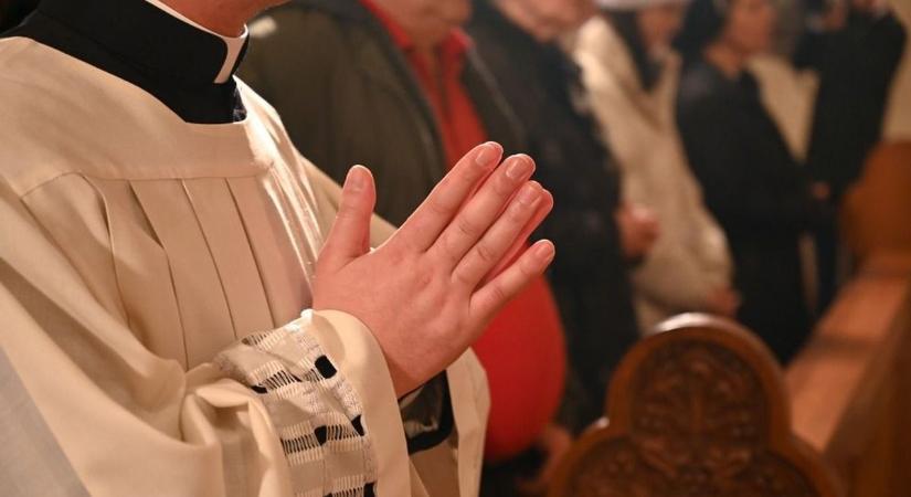 Botrányosan viselkedtek a fiatalok az éjféli mise alatt