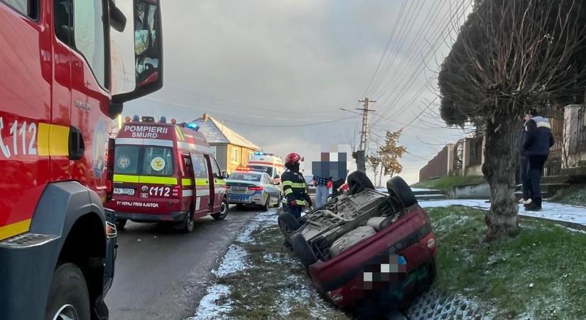 Árokba borult egy autó, hárman megsérültek