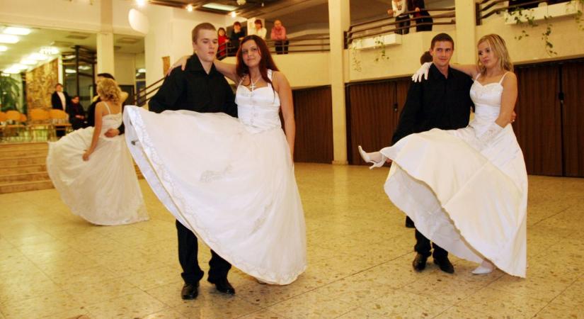 Te ott voltál? Megrendezték a szalagavatói táncok versenyét 2006-ban (galéria)